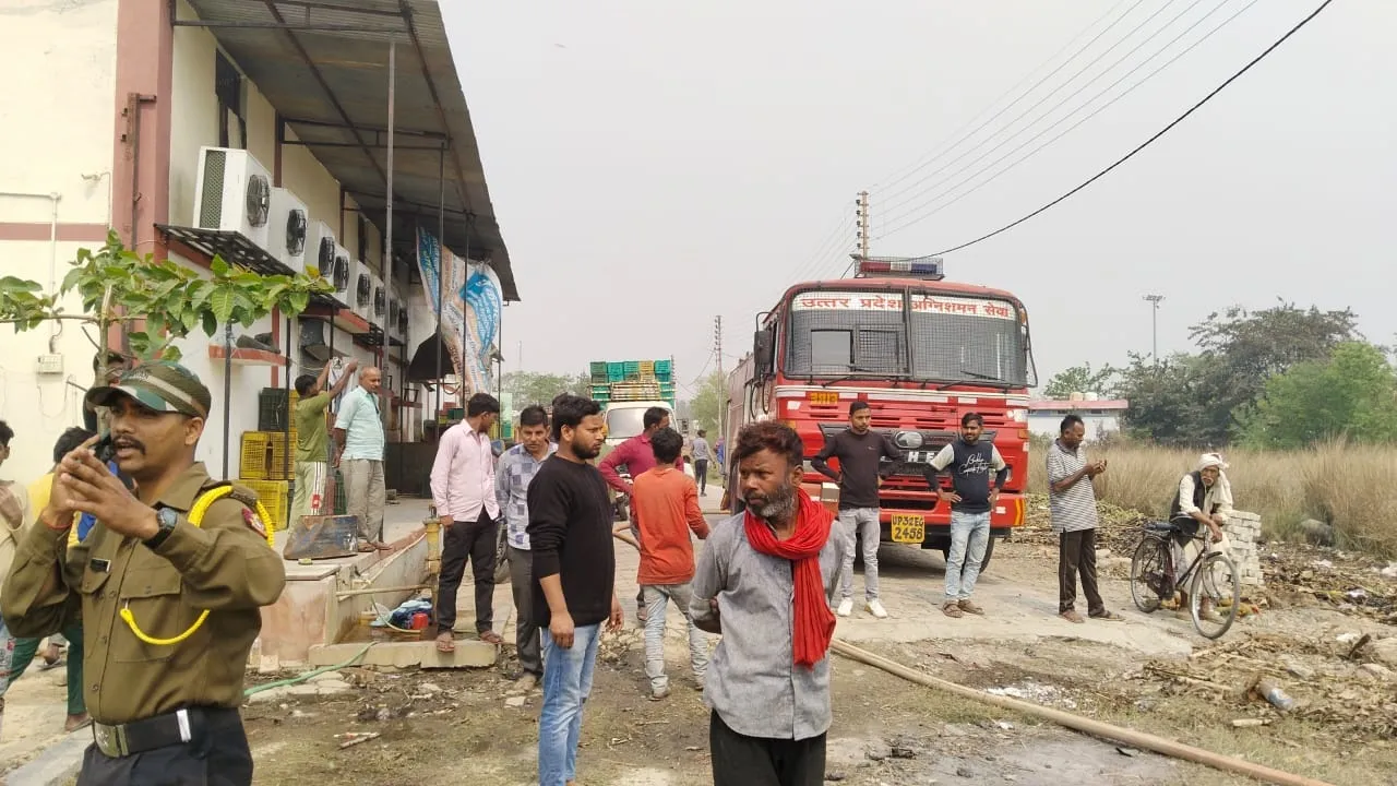 गोंडा: फल और सब्जी मंडी में लगी भीषण आग, बड़ा हादसा टला 