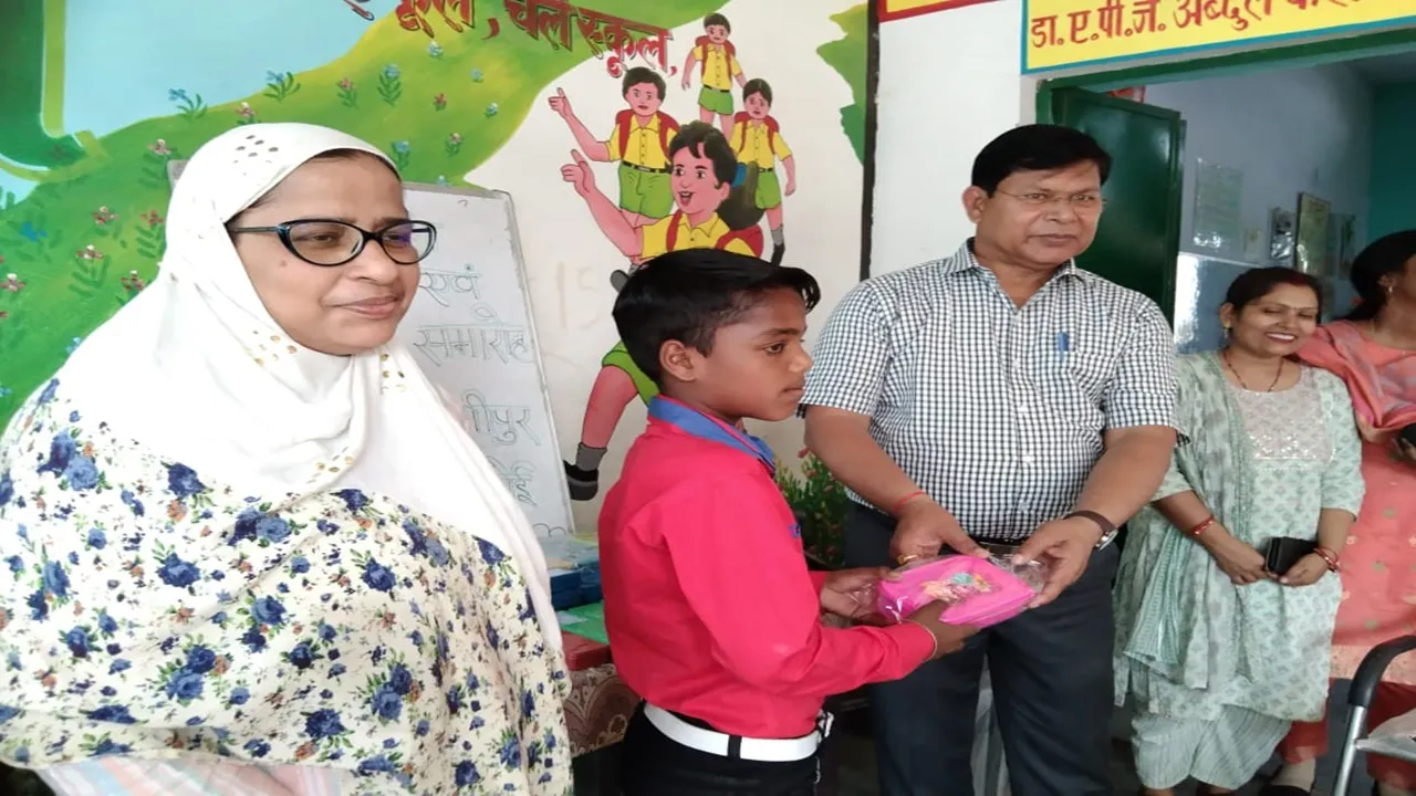 हरदोई: परीक्षाफल और पुरस्कार वितरण कार्यक्रम में बोले बीईओ- आज के बच्चे, कल का भविष्य