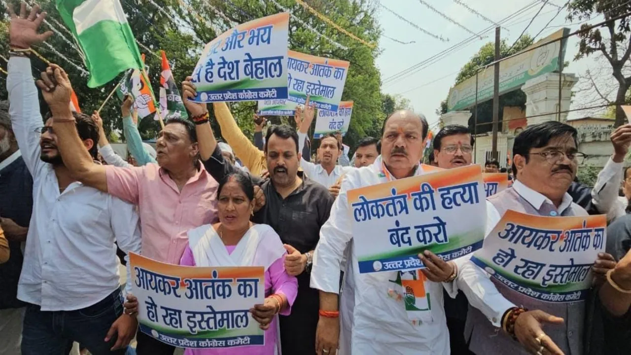 लखनऊ: Congress को IT के नोटिस पर कार्यकर्ताओं में आक्रोश, किया प्रदर्शन-PM का पुतला जलाने का प्रयास 