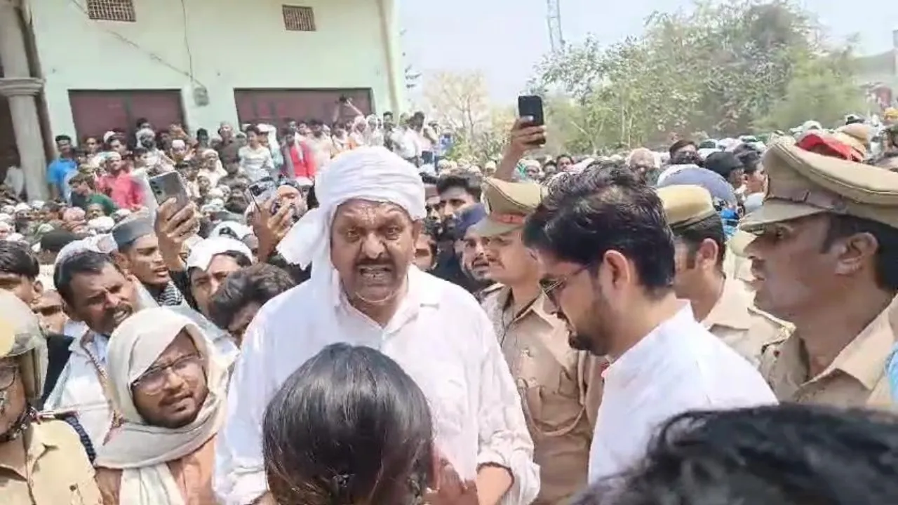 Video: मुख्तार के जनाजे में गाजीपुर DM से भिड़े अफजाल अंसारी, बोले-धारा 144 के बाद भी दुनिया में... 