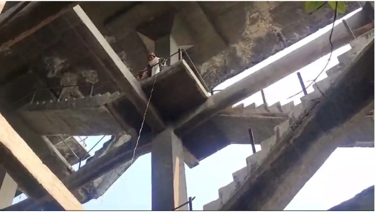 Video: लखनऊ में पानी की टंकी पर पेट्रोल लेकर चढ़ा बुजुर्ग, देर तक समझाती रही पुलिस-उतारा नीचे