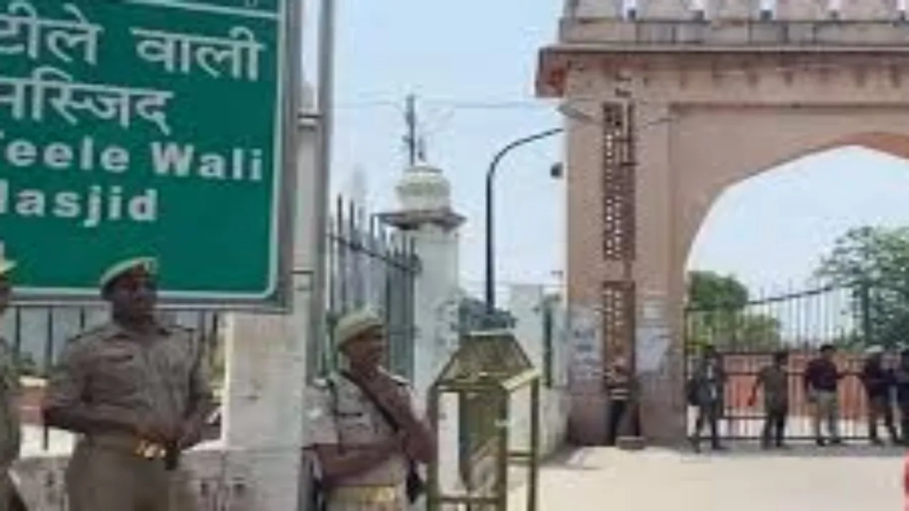 लखनऊ में कड़ी सुरक्षा के बीच हुई जुमे की नमाज, मस्जिदों के बाहर मुस्तैद रही पुलिस