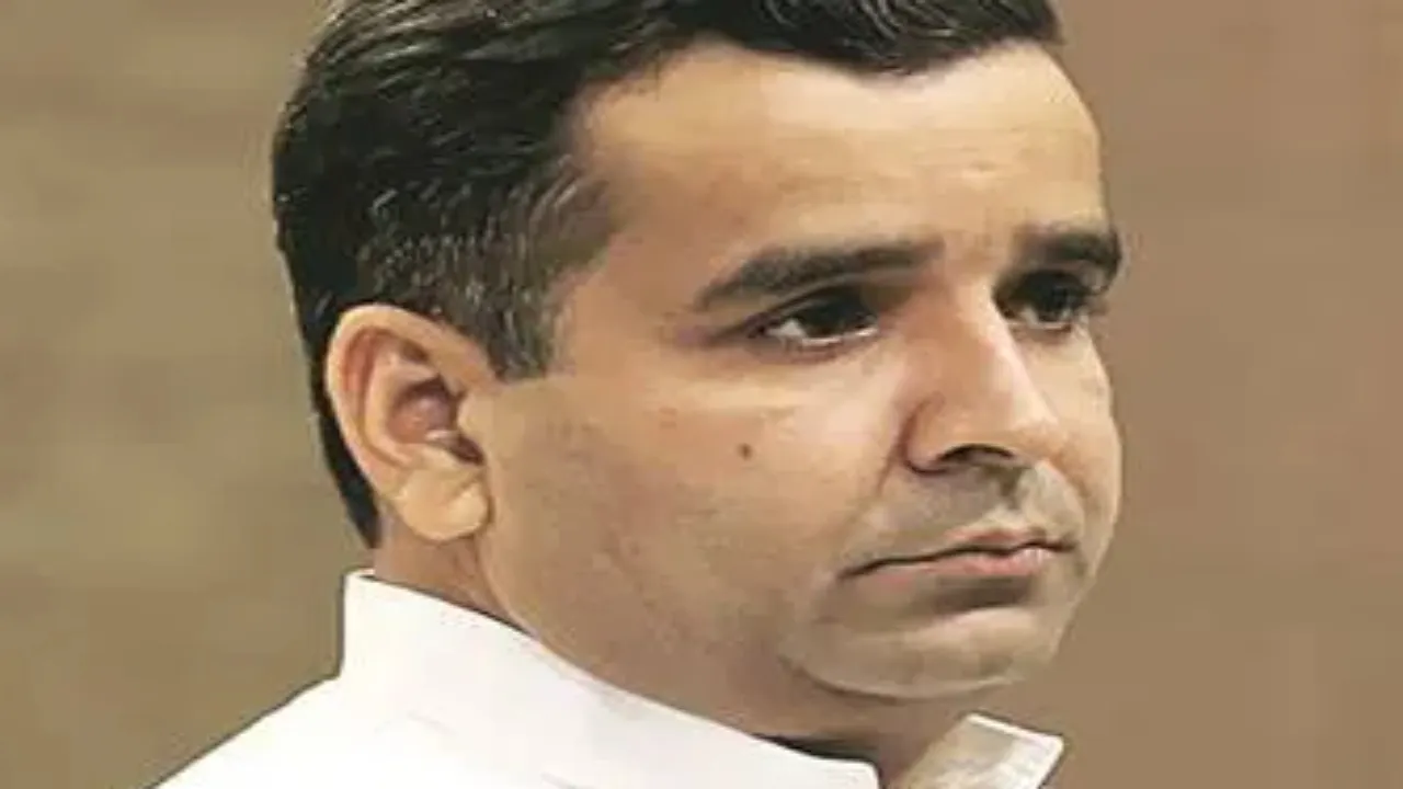 धर्मेंद्र यादव पर आजमगढ़ में केस दर्ज, 42 गाड़ियों के काफिले के साथ किया था प्रचार 