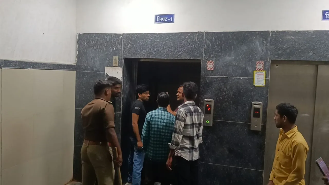 बहराइच: मेडिकल कॉलेज की लिफ्ट में एक घंटे तक फंसा तीमारदार, परिसर में लगी भीड़ 