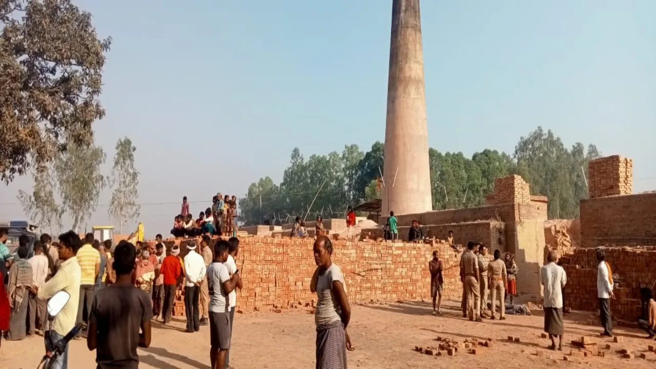 अयोध्या में बड़ा हादसा, ईंट निकासी के दौरान गिरी भट्ठे की दीवार, महिला मजदूर की मौत  