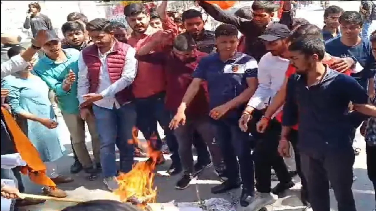 संदेशखाली प्रकरण: सड़क पर उतरे एबीवीपी कार्यकर्ता, ममता सरकार का जलाया पुतला 