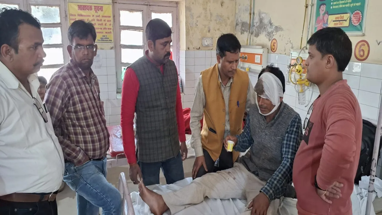 गोंडा: शिक्षामित्र संघ के ब्लाक अध्यक्ष और बेटे को पीट कर किया लहूलुहान, रंजिश में हमला करने का आरोप  