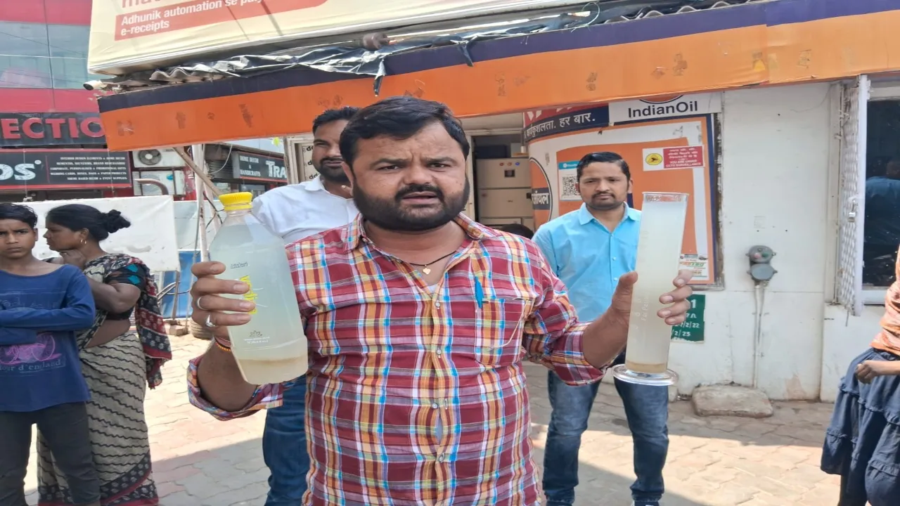 प्रयागराज में अधिवक्ता ने लगाया डीजल के बदले गाड़ी में पानी भरने का आरोप, मौके पर जबरदस्त हंगामा-पुलिस मौजूद 