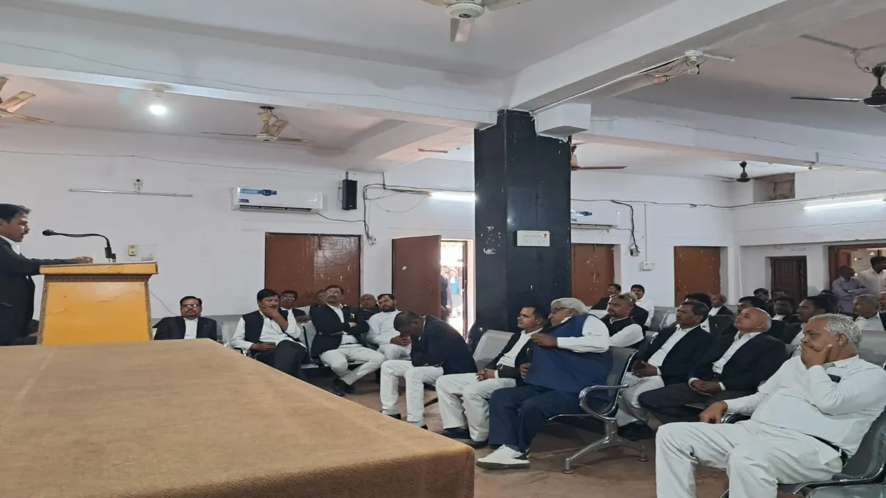 सुलतानपुर: थाना ट्रांसफर पर भड़के वकील, कामकाज ठप-जानिए क्या है पूरा मामला 