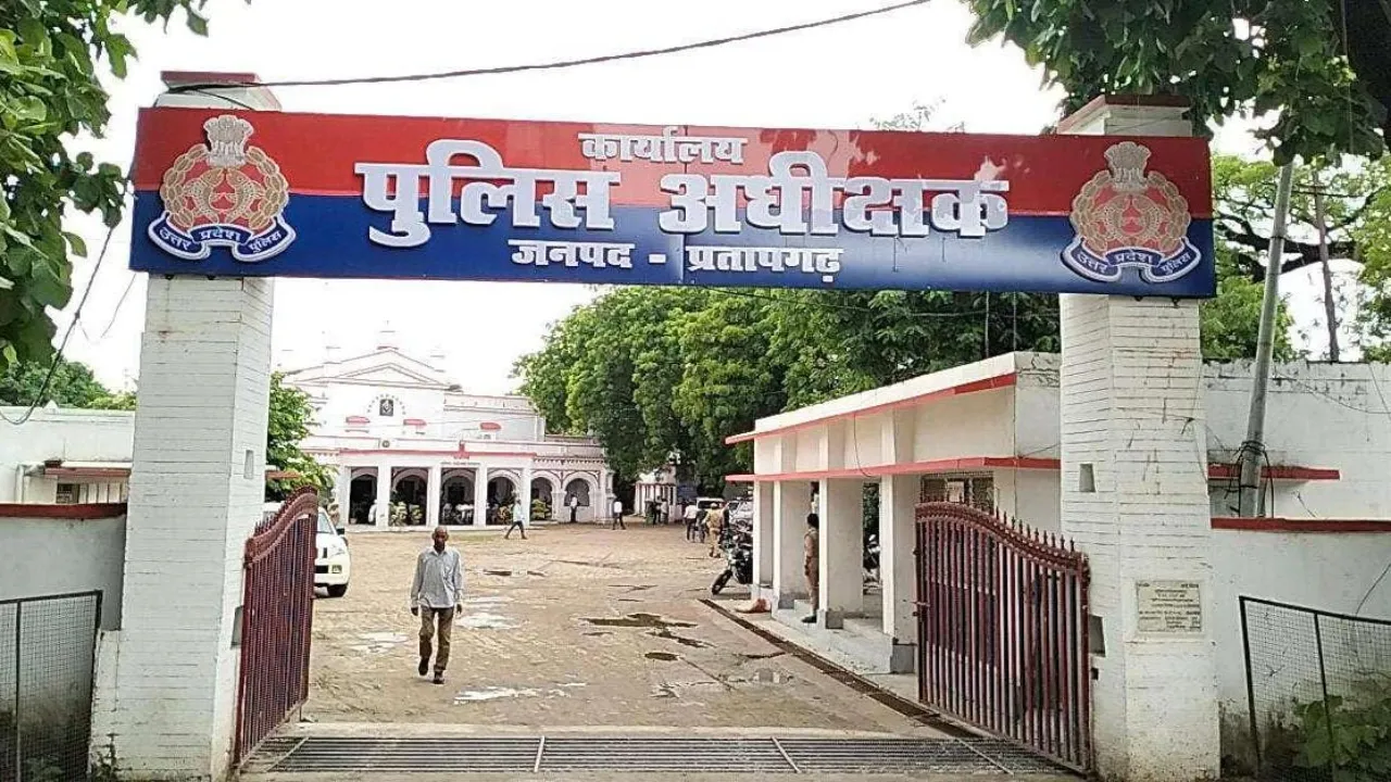 प्रतापगढ़ में नशे में धुत महिला का हाई वोल्टेज हंगामा, बेटों के साथ पुलिस बूथ में घुसकर दरोगा से भिड़ी-फाड़ी वर्दी