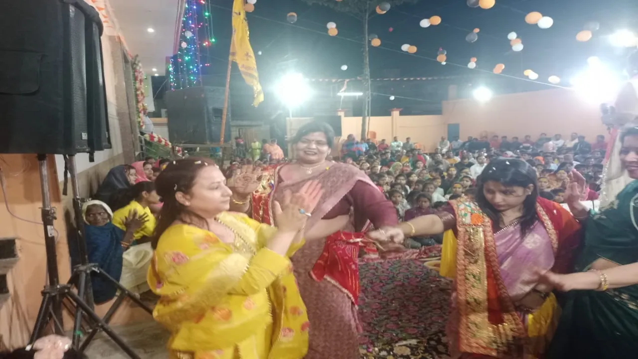 फाल्गुन महोत्सव: देर रात तक भजनों पर झूमे भक्त, राधा-कृष्ण की झांकी ने मोहा मन    
