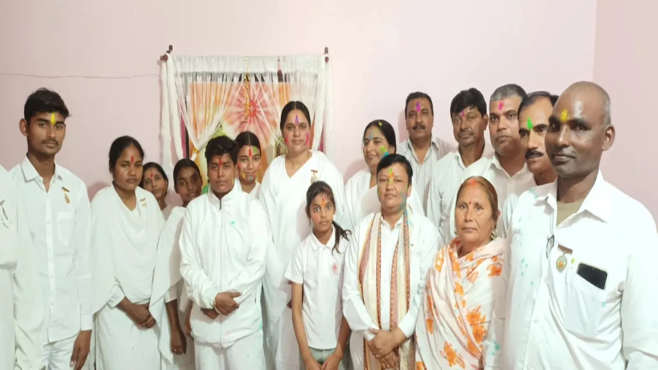 बहराइच: ब्रह्म कुमारी ईश्वरीय विश्वविद्यालय में मनाई गई होली 