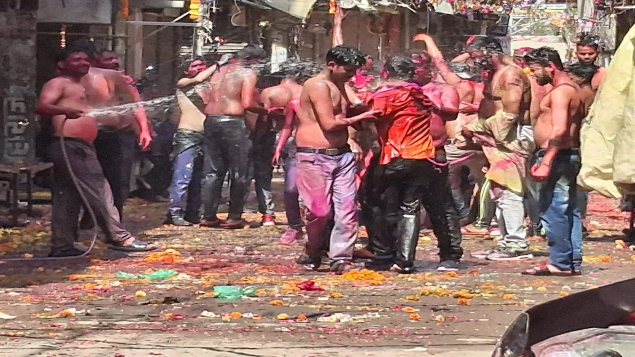 प्रयागराज: नैनी बाजार में तीसरे दिन खेली गई कपड़ाफाड़ होली, फिल्मी गानों पर थिरके लोग  