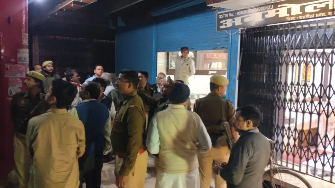 गोंडा में गन पॉइंट पर 50 लाख की लूट, हेलमेट लगाकर सर्राफा की दुकान में घुसे बदमाश-कनपटी पर रख दिया असलहा