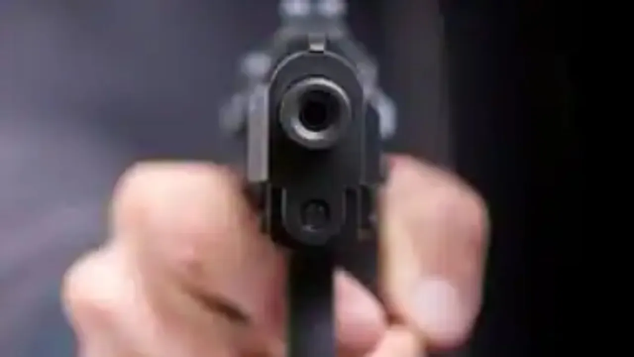 बाइक हटाने को लेकर प्रयागराज में हुई मारपीट, निकाली पिस्टल