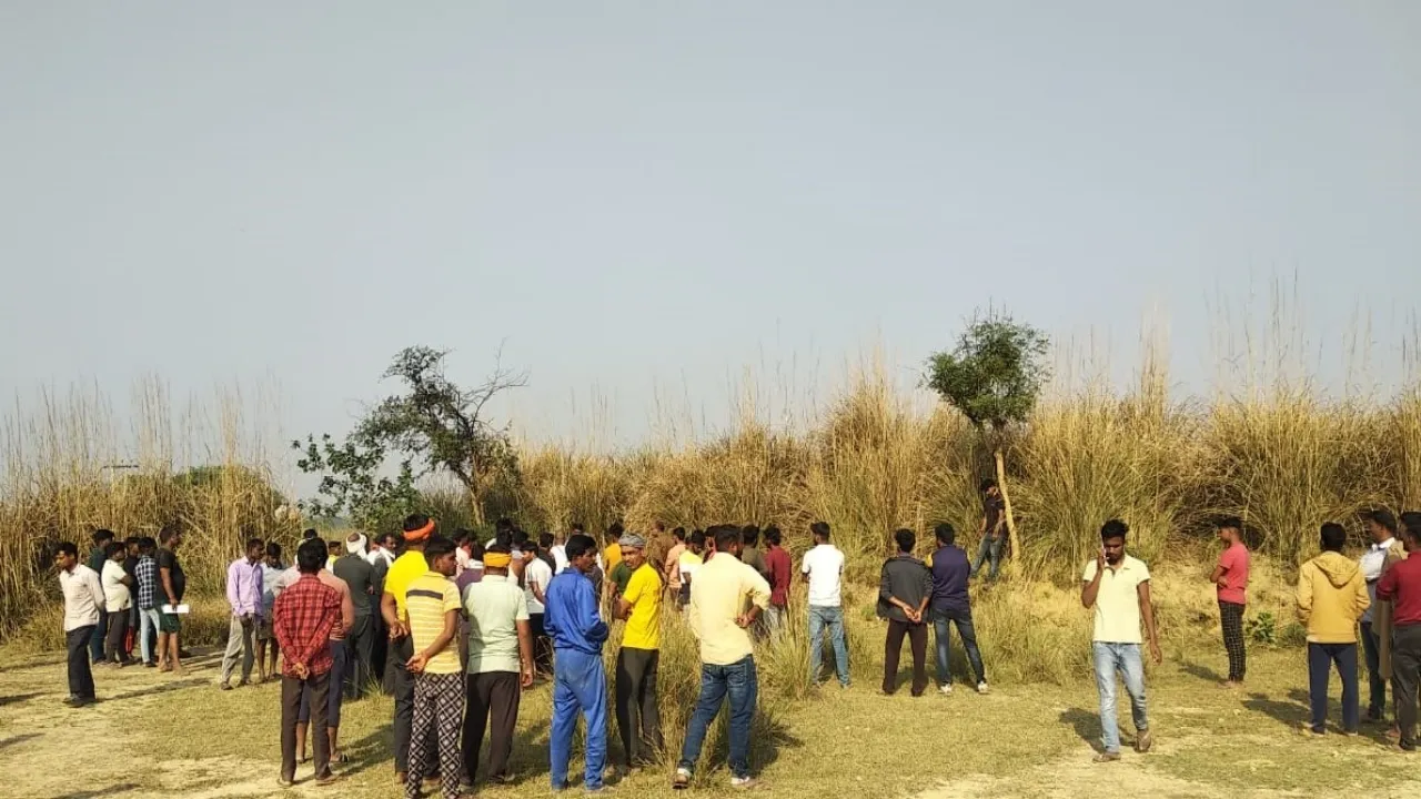 सुलतानपुर: घर से निकले युवक का पेड़ से लटकता मिला शव, इस एंगल पर जांच कर रही पुलिस 
