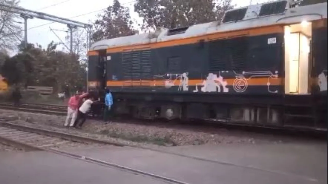 Video अमेठी: बीच पटरी पर खड़ी हो गई रेल अधिकारियों को ले जा रही डीपीसी ट्रेन, कर्मचारियों ने लगाया धक्का    