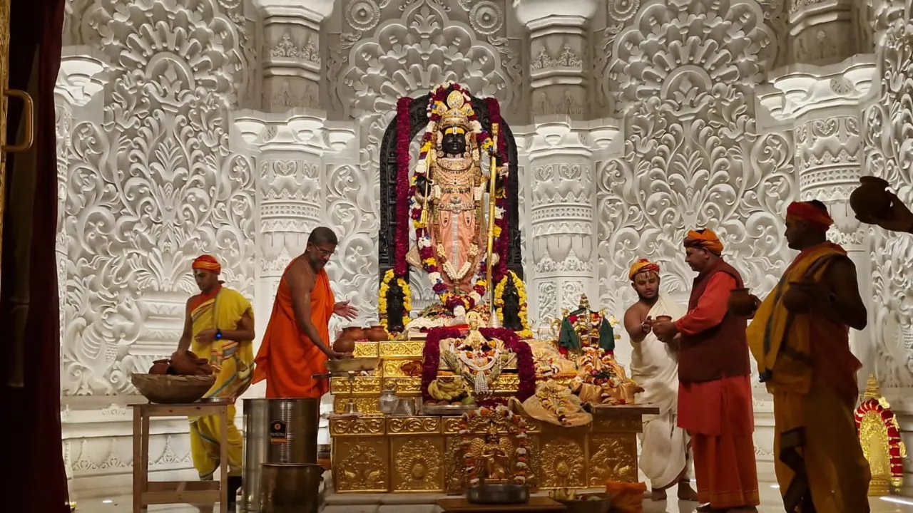 अयोध्या: पंचामृत युक्त 1108 कलशों से हुआ रामलला का अभिषेक, लगाया गया 56 व्यंजनों का भोग