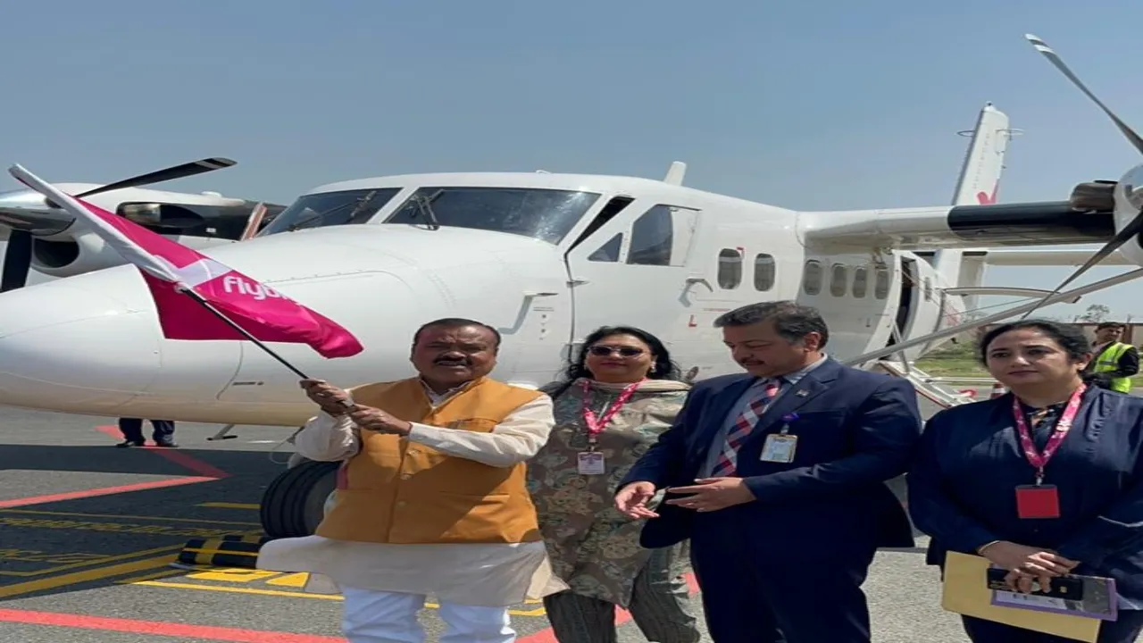 विधायक ने श्रावस्ती एयरपोर्ट पर विमान को झंडी दिखाकर किया रवाना