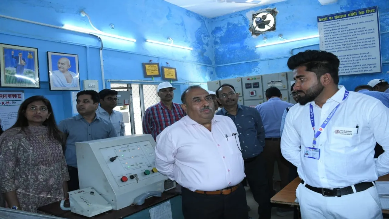 बहराइच: मुख्य संरक्षा अधिकारी ने किया निरीक्षण, कहा-हादसे रोकने के लिए सतर्क रहें रेल अधिकारी और कर्मचारी