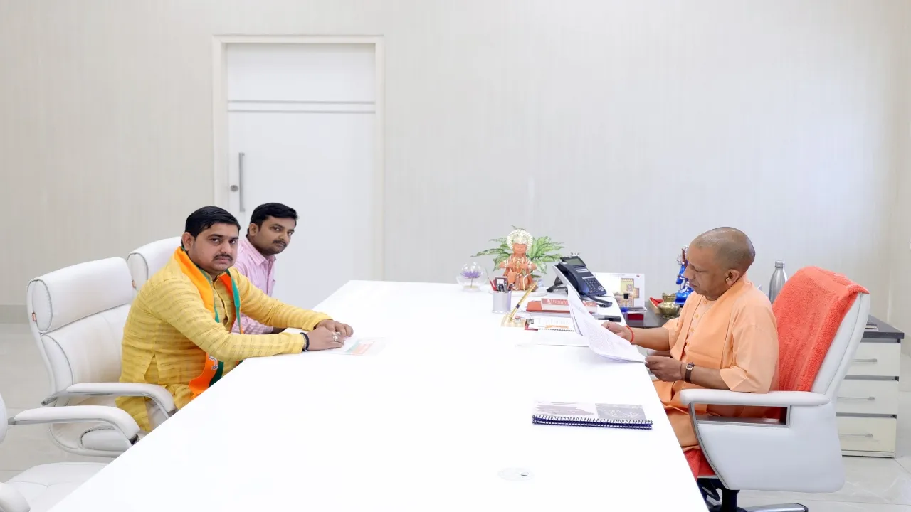 श्रावस्ती: भाजयुमो जिलाध्यक्ष ने की सीएम योगी से मुलाकात, बताई समस्याएं 