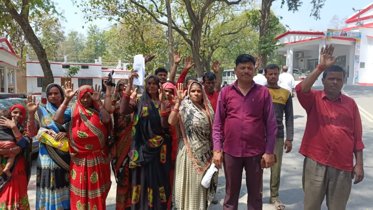 बहराइच: कोटेदार और पुत्र की दबंगई से कार्डधारक परेशान, किया प्रदर्शन