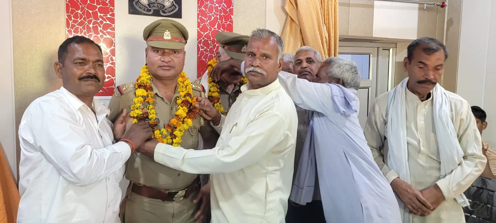 बदायूं: वर्षों बाद शांतिपूर्वक निपटा होली का जुलूस, इस गांव में नहीं हुआ विवाद...प्रभारी निरीक्षक सम्मानित