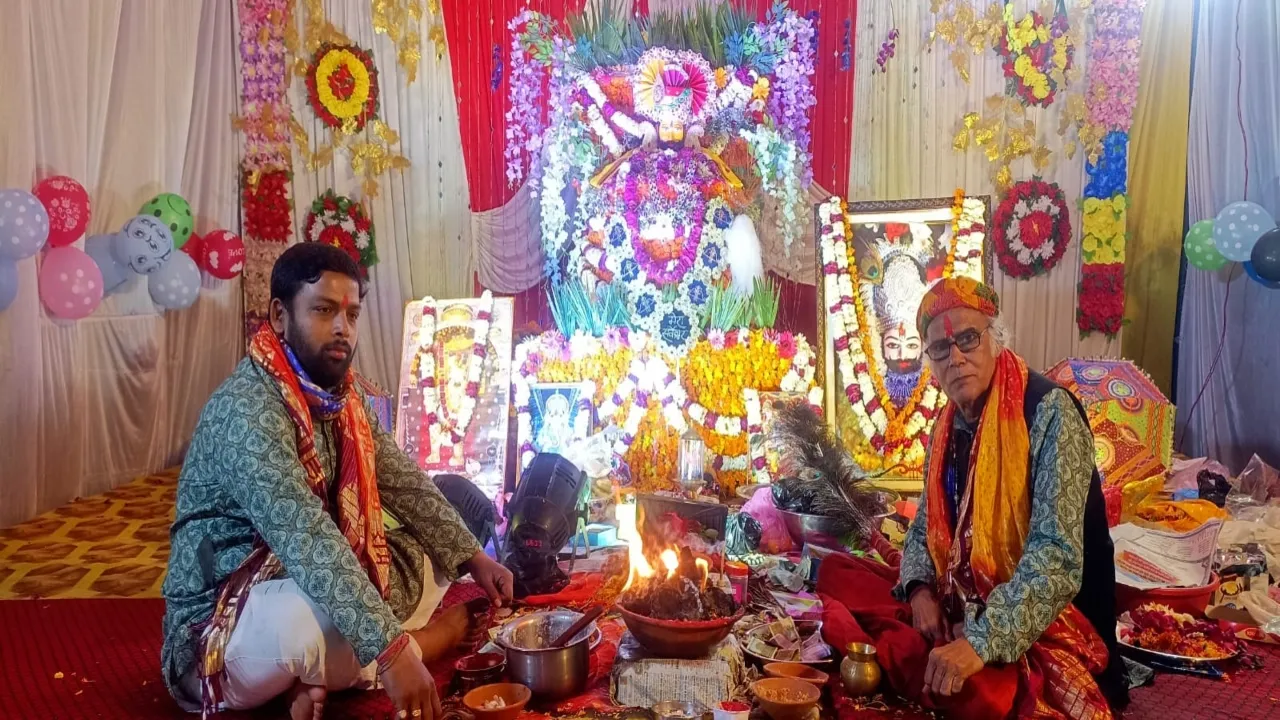 अयोध्या: खाटू धाम में सजा दरबार, भजनों पर झूम रहे श्याम प्रेमी 