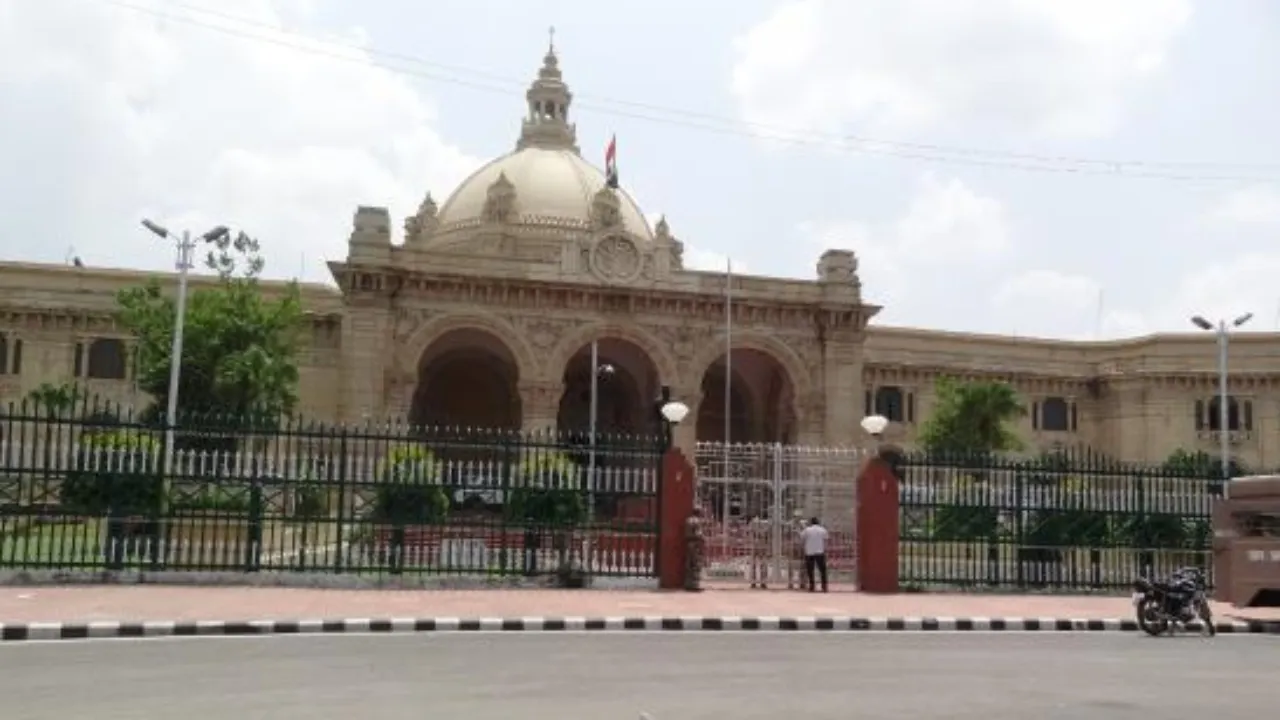 लखनऊ: विधानभवन के बाहर खड़ी मंत्री की गाड़ी का काटा चालान 