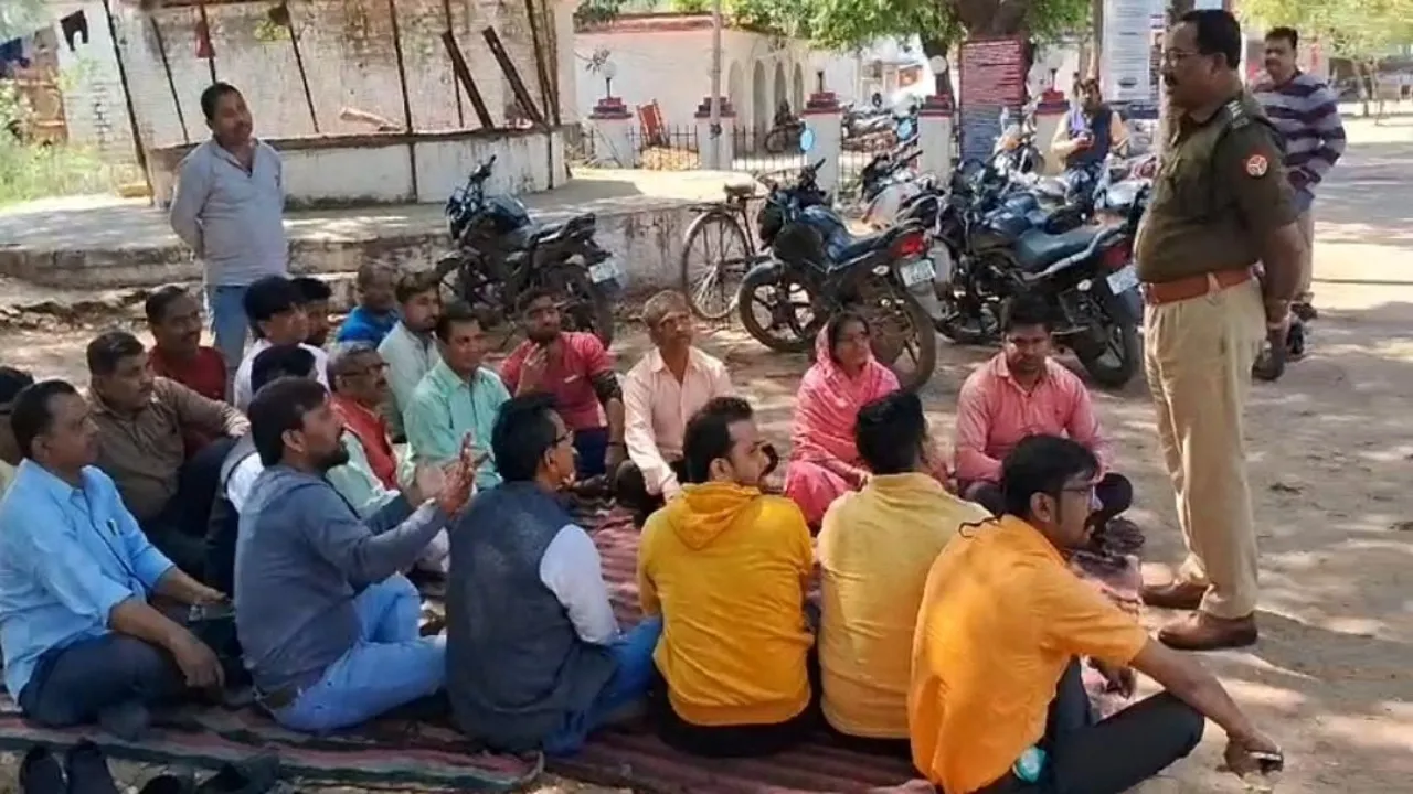 प्रयागराज: झाड़ फूंक कराने मजार पर गई किशोरी लापता, व्यापारियों ने पुलिस के खिलाफ किया प्रदर्शन