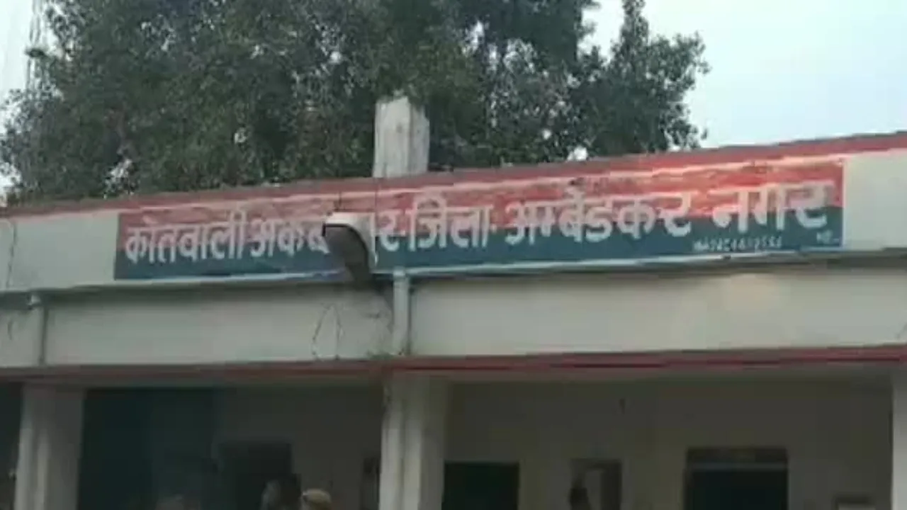 अंबेडकरनगर में मनचलों की दबंगई, छात्रा के अपहरण का किया प्रयास-ग्रामीणों ने दौड़ाकर पकड़ा