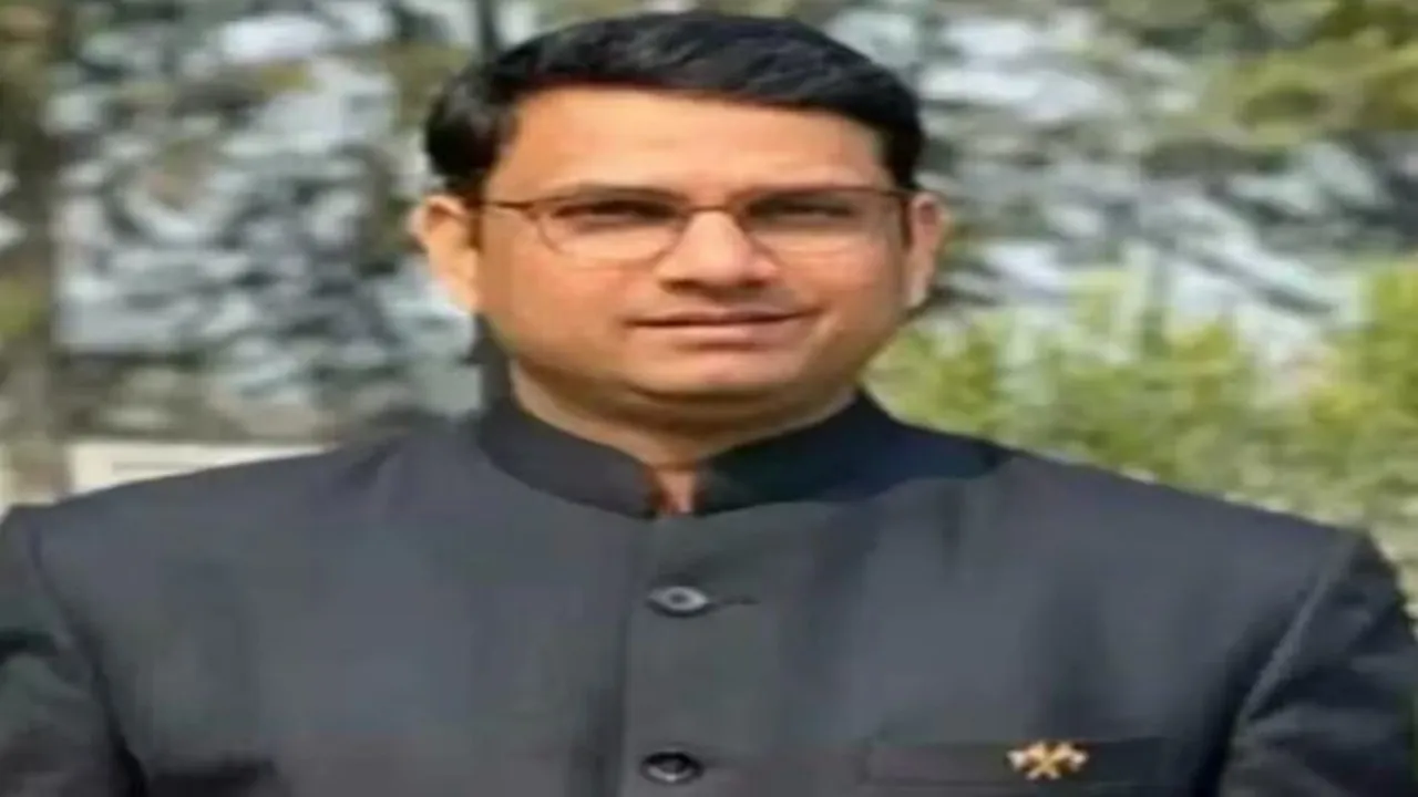 UP सरकार ने किया बड़ा प्रशासनिक फेरबदल, DM फिरोजाबाद को हटाया, इन्हें दी जिम्मेदारी, देखें लिस्ट