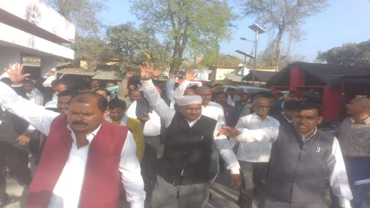 गोंडा: करनैलगंज तहसील में हाई वोल्टेज ड्रामा-एसडीएम और अधिवक्ताओं के बीच हुई भिड़ंत 