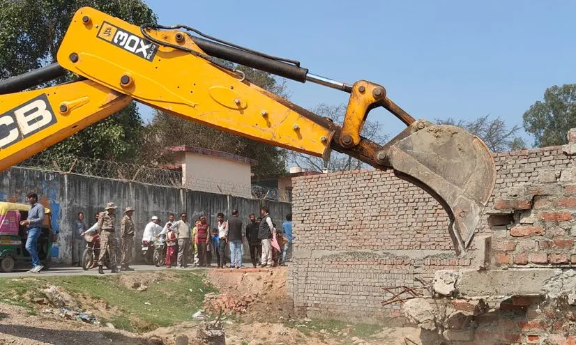 बरेली: अवैध निर्माण पर बीडीए की कार्रवाई, एयरफोर्स स्टेशन के पास चला बुलडोजर 