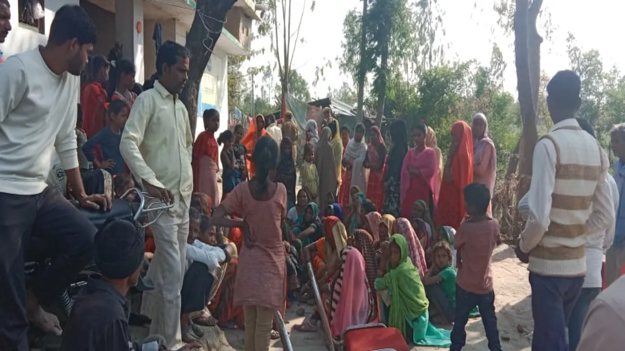 सीतापुर: तालाब किनारे युवक का मिला शव,गर्दन पर धारदार हथियार से वार के निशान 