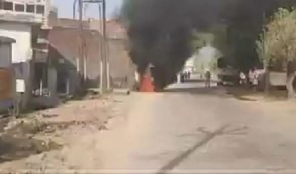 बदायूं डबल मर्डर: मासूमों के पिता ने चौराहे पर लगाई आग, मची अफरा-तफरी