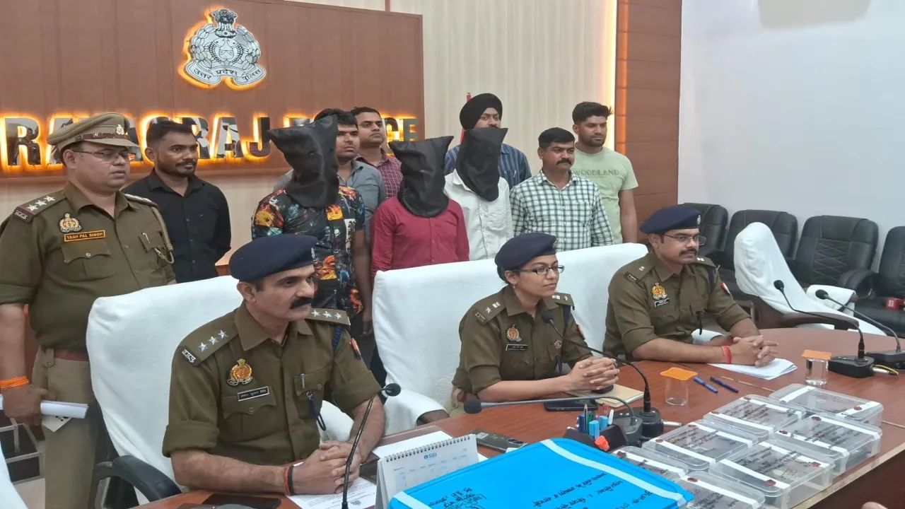 चुनाव से पहले प्रयागराज में पकड़ी गई अवैध असलहा फैक्ट्री, हथियारों का जखीरा बरामद