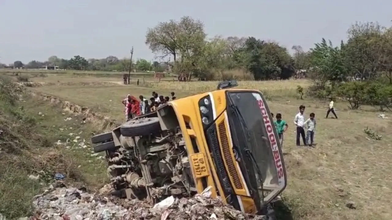 Video: जौनपुर में पलटी स्कूल बस, चार बच्चे घायल  