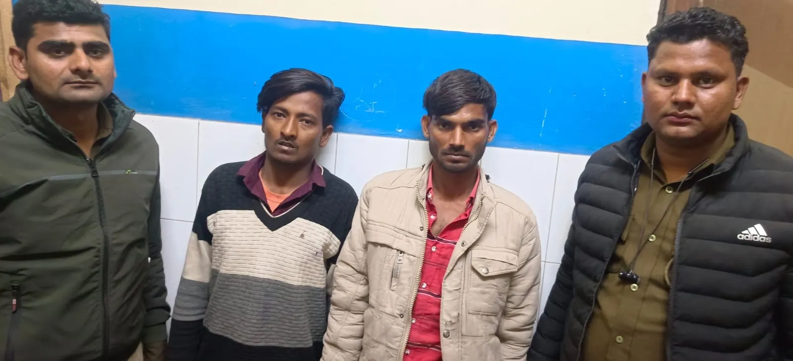 फिरोजाबाद: पुलिस पर हमला करने वाले दो बदमाश मुठभेड़ में गिरफ्तार, पैर में गोली लगने से दोनों घायल