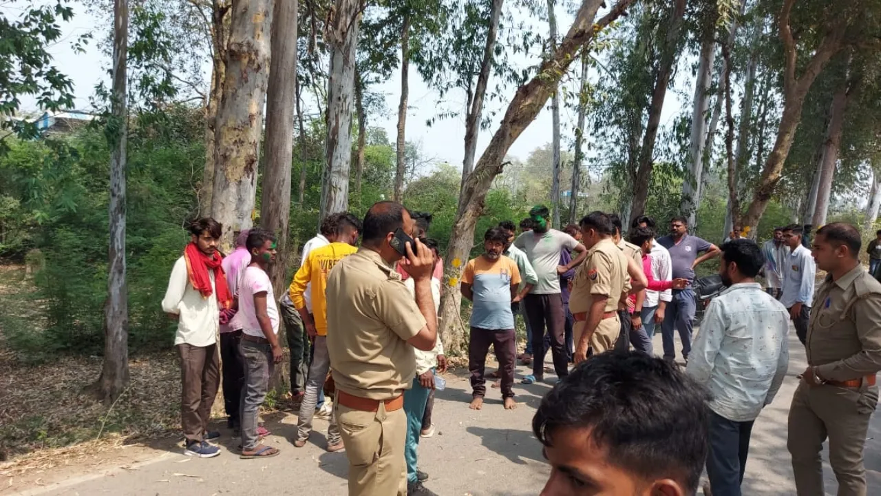 सुलतानपुर: बेकाबू कार पेड़ से टकराई, एक की मौत-चार की हालत गंभीर 