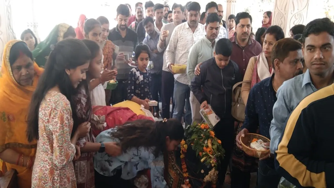 हरदोई: जिले में उत्साह से मनाया जा रहा है महाशिवरात्रि का त्यौहार, मंदिरों में उमड़ी शिव भक्तों की भारी भीड़