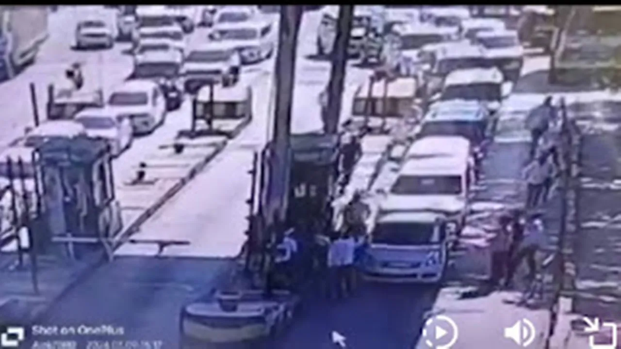 टोल प्लाजा पर सपा नेता सुबोध चंद्र के समर्थकों ने दिखाई दबंगई, CCTV फुटेज हुआ वायरल 