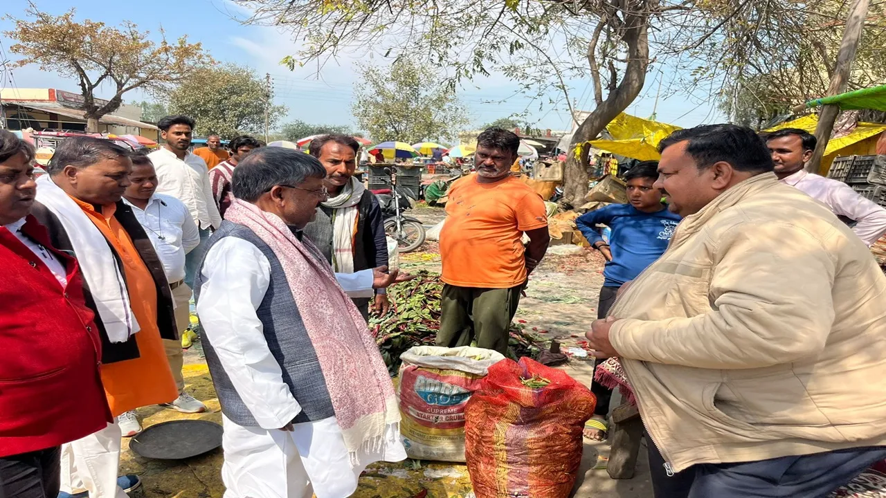 अयोध्या: मंडी का निरीक्षण कर खामियां दूर करने का दिया निर्देश, विधायक ने कहा- ठीक कराई जाएं सड़कें व लाइट