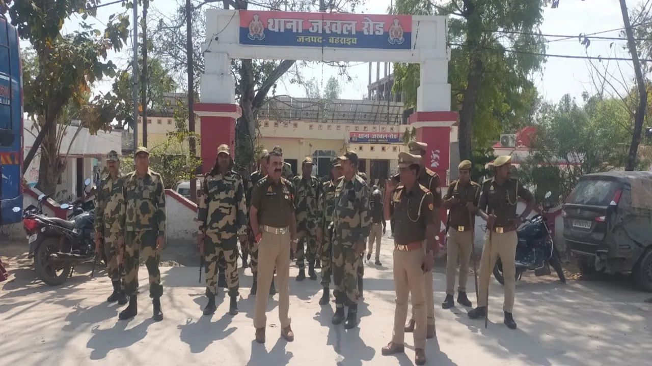  बहराइच: पुलिस ने केंद्रीय बलों के साथ किया फ्लैग मार्च, लोकसभा चुनाव और त्योहारों को लेकर तैयारी में जुटे जवान
