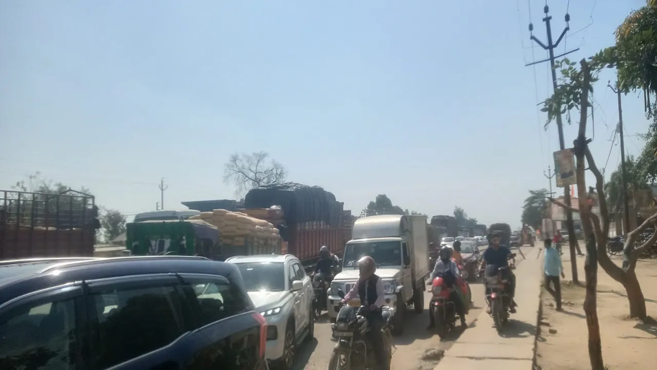 अयोध्या: लखनऊ-गोरखपुर हाइवे पर पर लगा लंबा जाम, रेंगते रहे वाहन, सर्विस रोड नहीं संभाल पा रहा यातायात का दबाव 