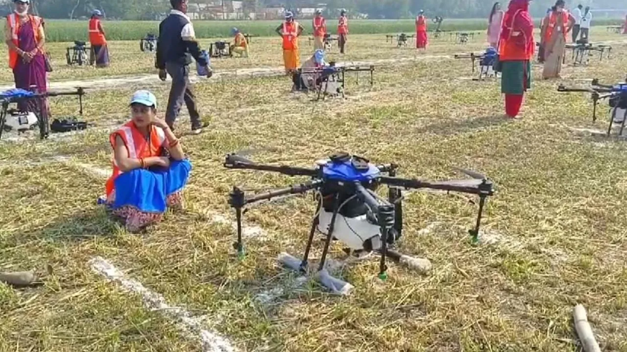 प्रयागराज: 'नमो ड्रोन दीदी' योजना से महिलाओं के चेहरे पर आई मुस्कान, तकनीक की मदद से आसान होगी खेती