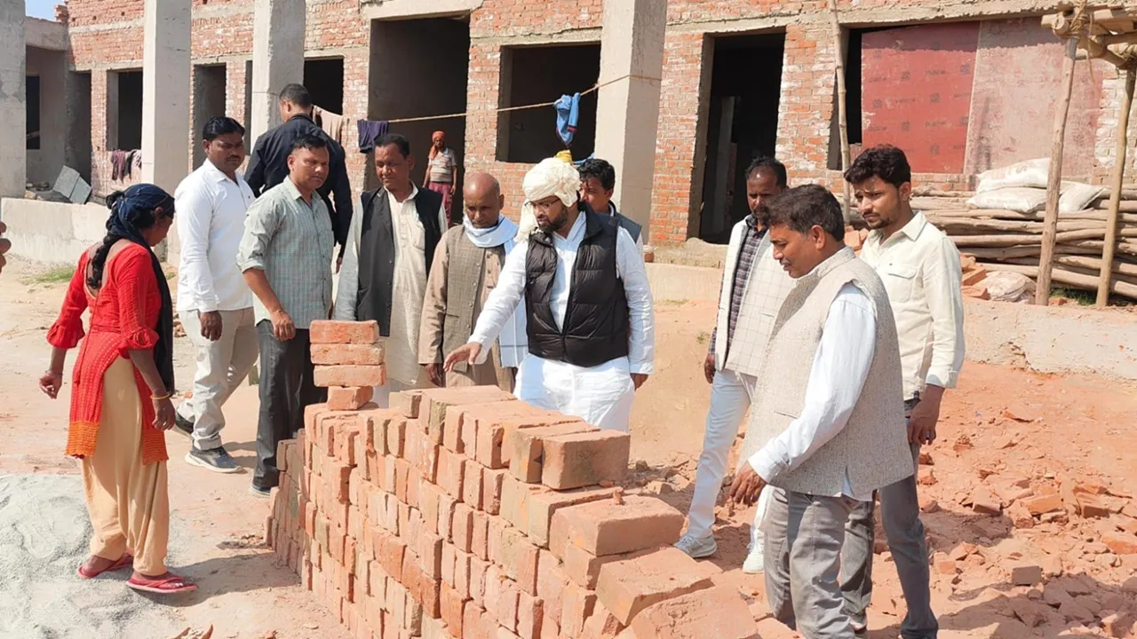 सुलतानपुर: निर्माणाधीन सड़क में गिट्टी के साथ मिट्टी देख भड़के विधायक ताहिर खान, एक्सईएन से की यह मांग