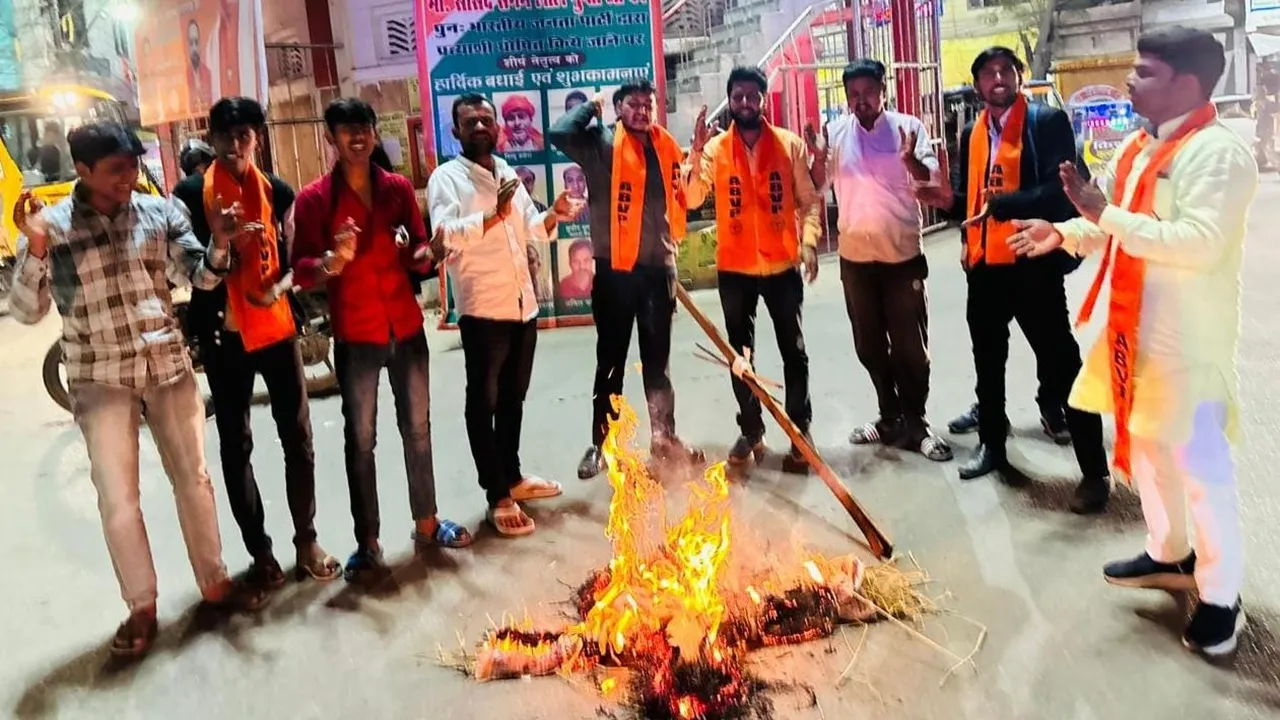 प्रतापगढ़: एबीवीपी कार्यकर्ताओं ने फूंका पश्चिम बंगाल सरकार का पुतला