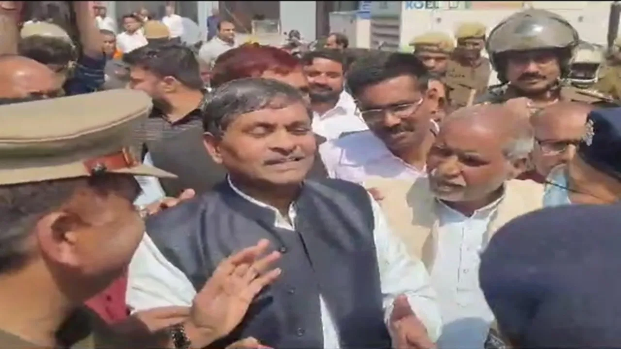 संतकबीरनगर पुलिस ने राम अचल राजभर को रोका, समर्थकों से हुई नोकझोंक, जानें वजह
