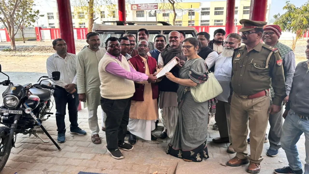 श्रावस्ती: शिक्षकों ने मांगों को लेकर दिया धरना, बीएसए को सौंपा ज्ञापन